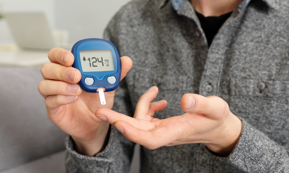 High blood sugar emergency symptoms including vomiting dehydration confusion and weakness