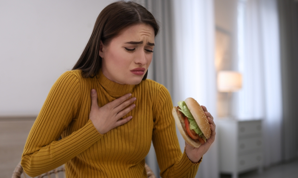 Warning signs that chest pain after eating may require emergency medical attention