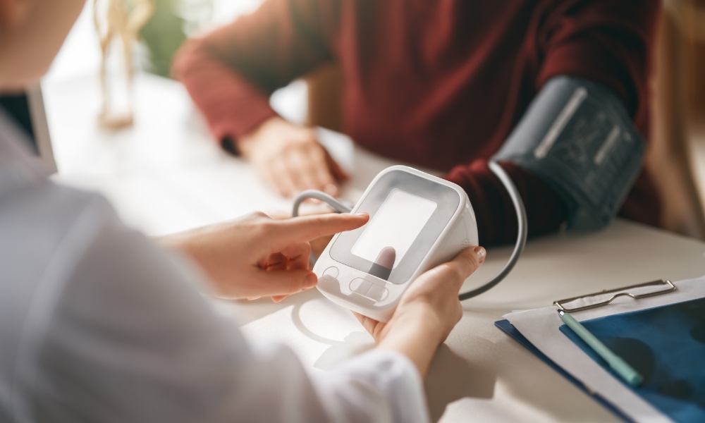 When to go to the ER for high blood pressure emergency warning symptoms