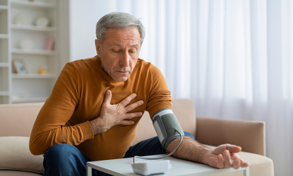 High blood pressure emergency warning signs and hypertensive crisis symptoms